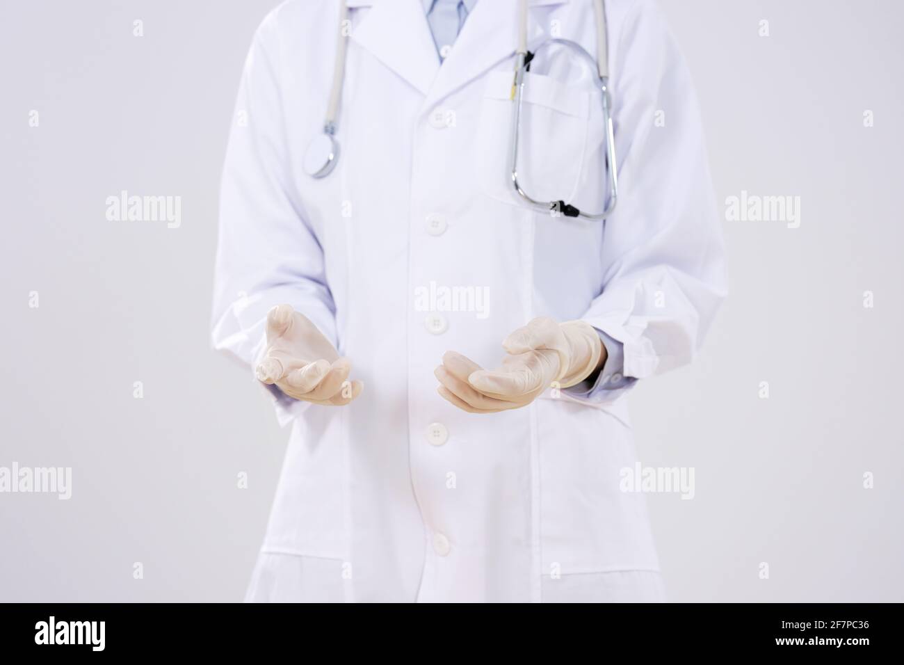 Gros plan d'une femme médecin portant des gants chirurgicaux Banque D'Images