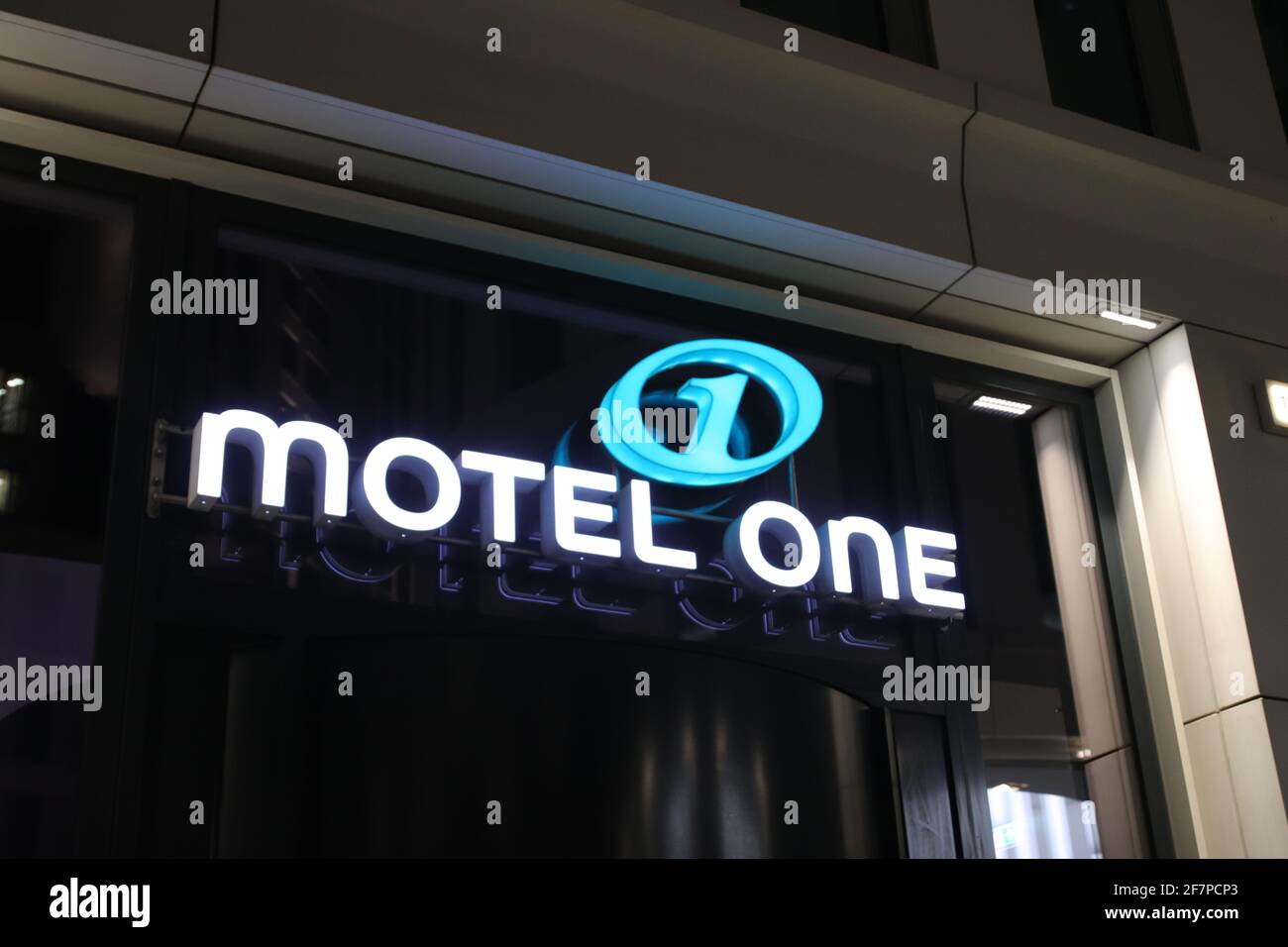 BERLIN, ALLEMAGNE - 02 DÉCEMBRE 2020 : logo Motel One dans le bâtiment de  l'hôtel situé à Berlin, Allemagne Photo Stock - Alamy