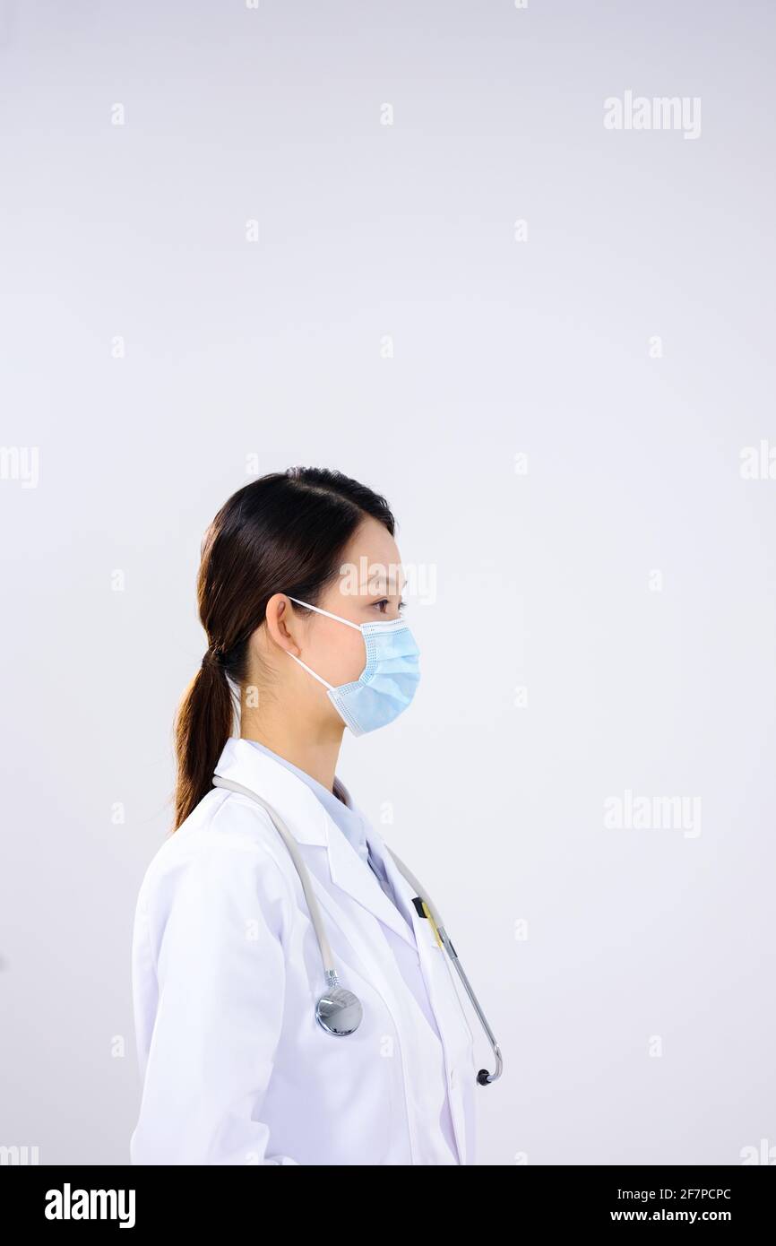 Une femme médecin portait un masque vue de côté Banque D'Images