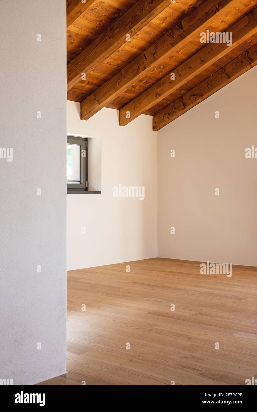 Détail d'une porte ouverte, vide salle blanche avec poutres apparentes et planchers de bois franc. Personne à l'intérieur. Banque D'Images