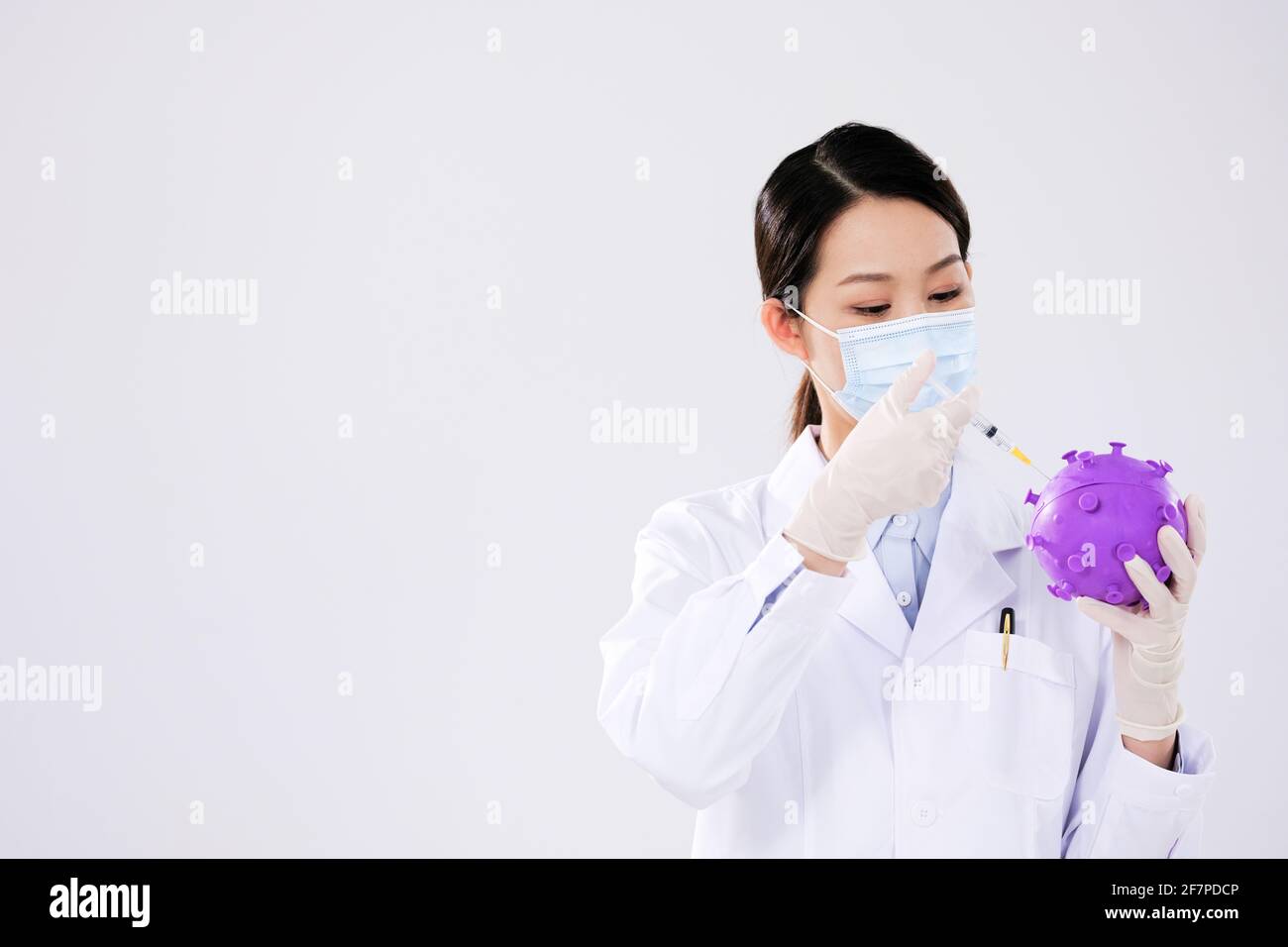 Une femme médecin injecte des modèles de virus Banque D'Images