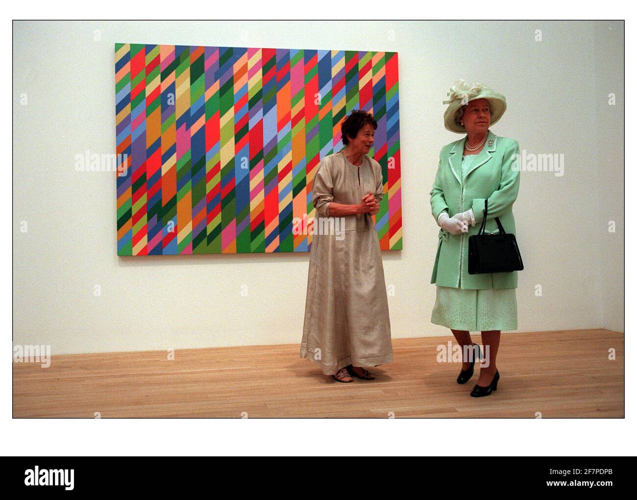 Queen Elizabeth II ouverture de la galerie Tate Modern Mai 2000 artiste Bridgett Riley avec son travail suspendu derrière elle Rencontre la Reine lors de l'ouverture du nouveau Tate Moderne Banque D'Images