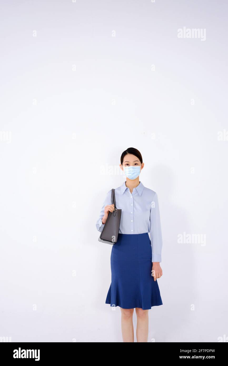Une jeune femme avec un masque se rend debout Banque D'Images