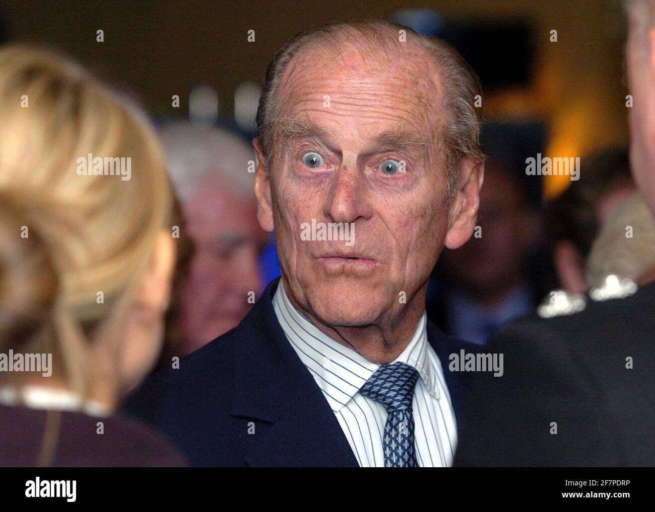 Photo du dossier datée du 22/11/05, du duc d'Édimbourg qui s'est rendu aux membres des services d'urgence lors d'une visite dans la région de Balsall Heath à Birmingham. Le duc d'Édimbourg est mort, a annoncé Buckingham Palace. Date de publication : vendredi 9 avril 2020. Voir l'histoire de l'AP, MORT Philip. Le crédit photo devrait se lire comme suit : David Jones/PA Wire Banque D'Images