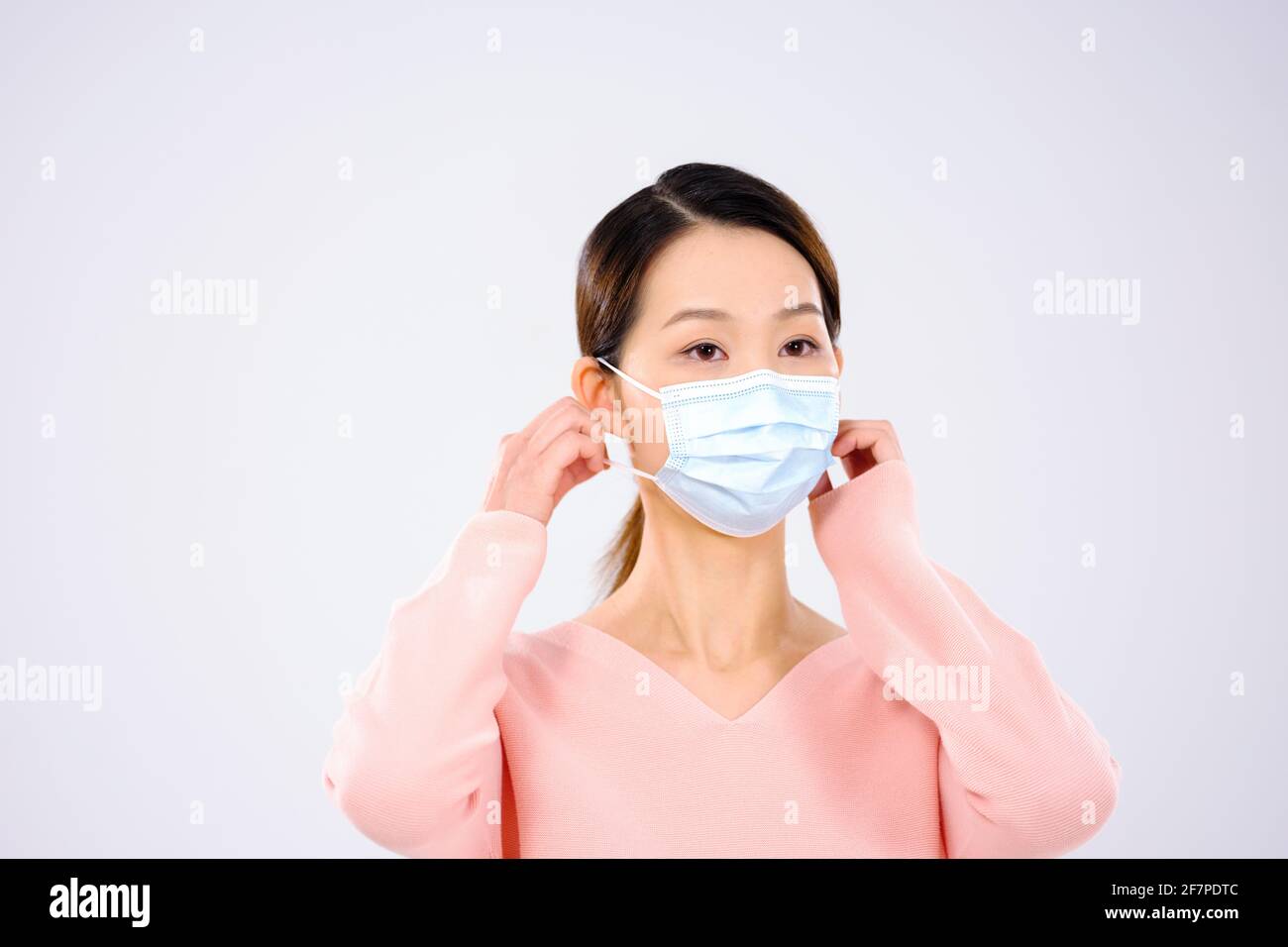 Une jeune femme portait un masque vue de face Banque D'Images