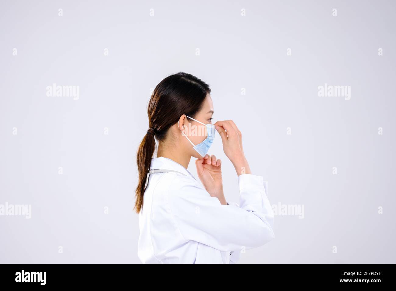Une femme médecin portait un masque vue de côté Banque D'Images