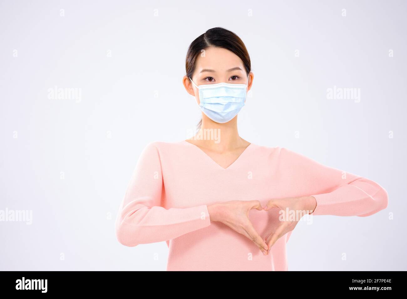Une jeune femme portant un masque vue de face Banque D'Images