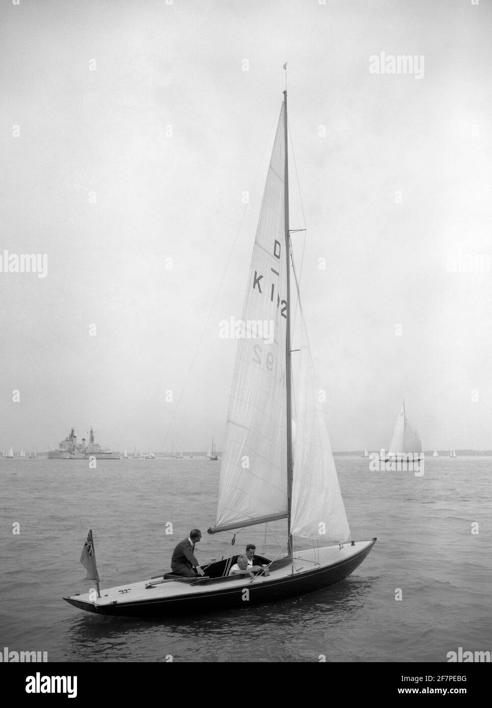 Photo du dossier datée du 01/08/61 du duc d'Édimbourg (à gauche) penché vers l'avant pour saisir le timon du yacht 'Dragon' 'Bluebottle', qu'il possédait conjointement avec la Reine, le quatrième jour de la semaine de régate des Cowes. Le duc d'Édimbourg est mort, a annoncé Buckingham Palace. Date de publication : vendredi 9 avril 2020. Voir l'histoire de l'AP, MORT Philip. Le crédit photo devrait indiquer : PA Wire Banque D'Images