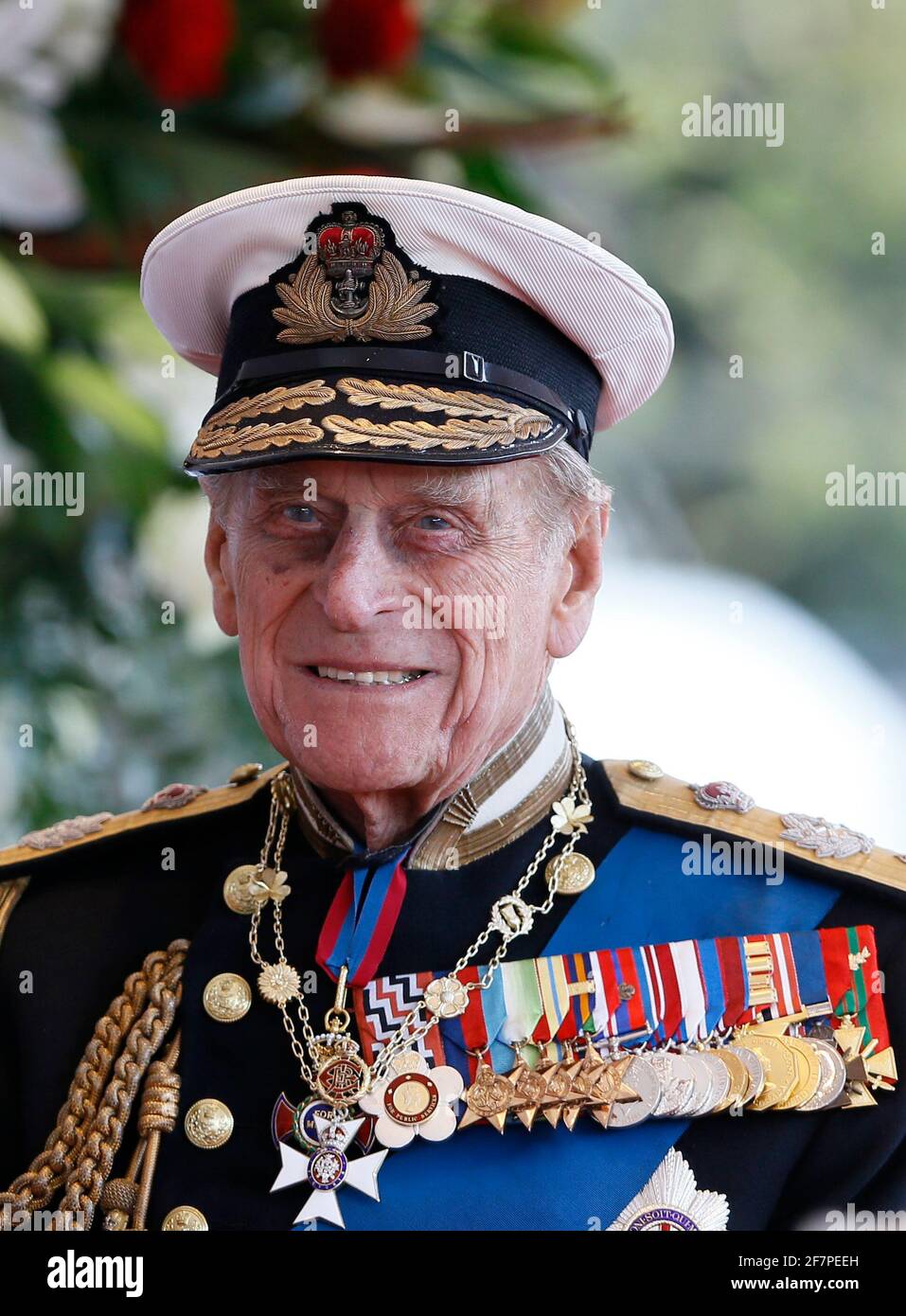 Photo du dossier datée du 30/04/13, du duc d'Édimbourg arrivant à l'accueil du président des Émirats arabes Unis, son Altesse Sheikh Khalifa bin Zayed Al Nahyan, à propos du Dais royal à Windsor, alors qu'il commence une visite d'État au Royaume-Uni. Le duc d'Édimbourg est mort, a annoncé Buckingham Palace. Date de publication : vendredi 9 avril 2020. Voir l'histoire de l'AP, MORT Philip. Le crédit photo doit être lu : Kirsty Wigglesworth/PA Wire Banque D'Images