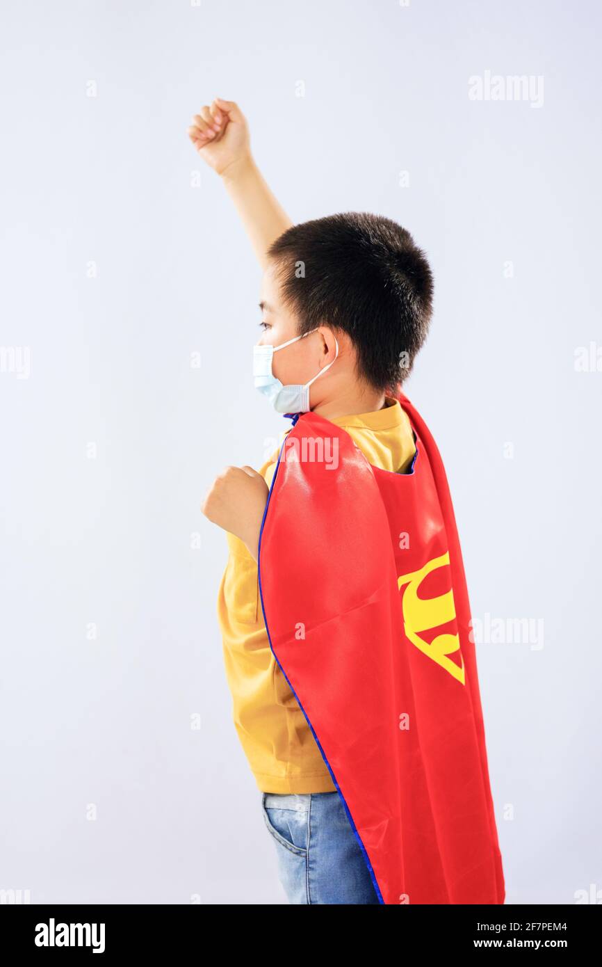 Le petit garçon dans le masque portait un super-homme costume Banque D'Images