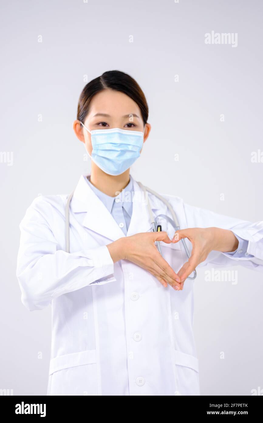 Bixin, une jeune femme médecin portant un masque regardant la caméra Banque D'Images