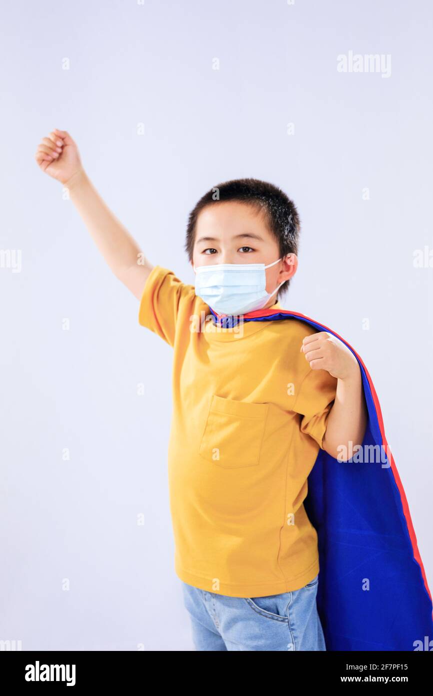 Le petit garçon dans le masque portait un super-homme costume Banque D'Images