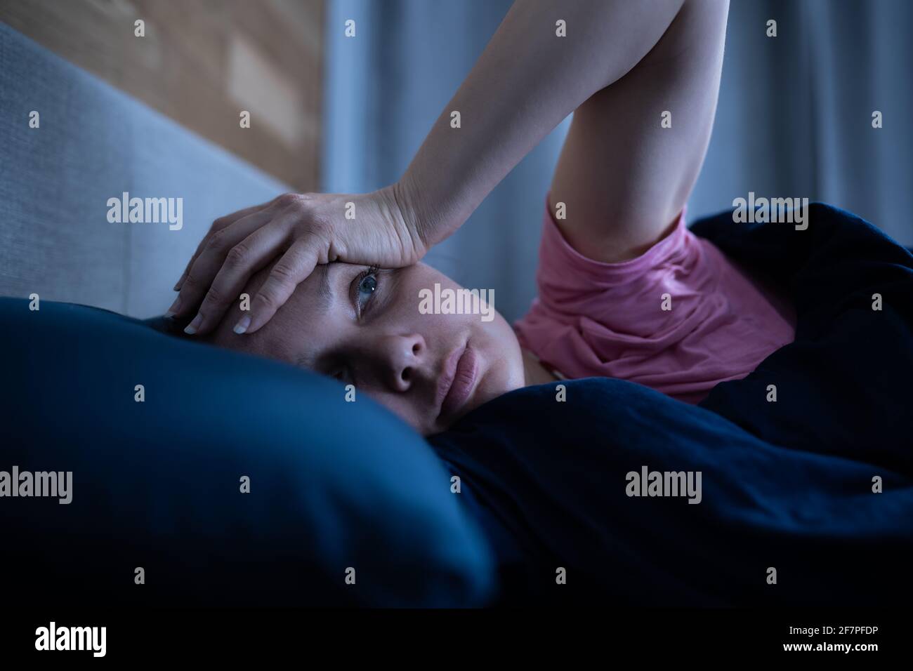 Femme éveillée avec insomnie au lit. Sommeil perturbé Banque D'Images