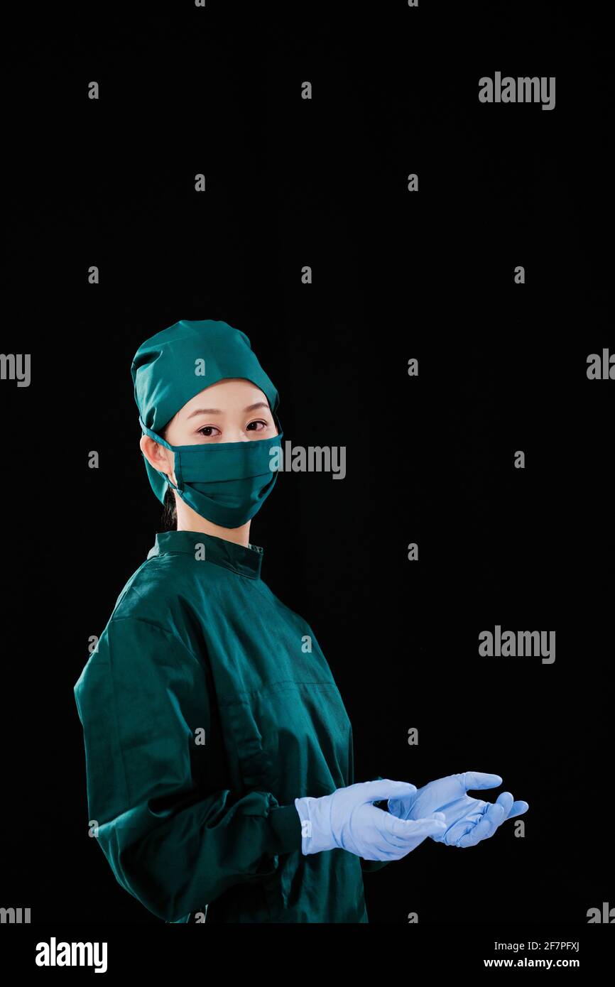 Portrait d'une jeune femme chirurgien regardant la caméra Banque D'Images