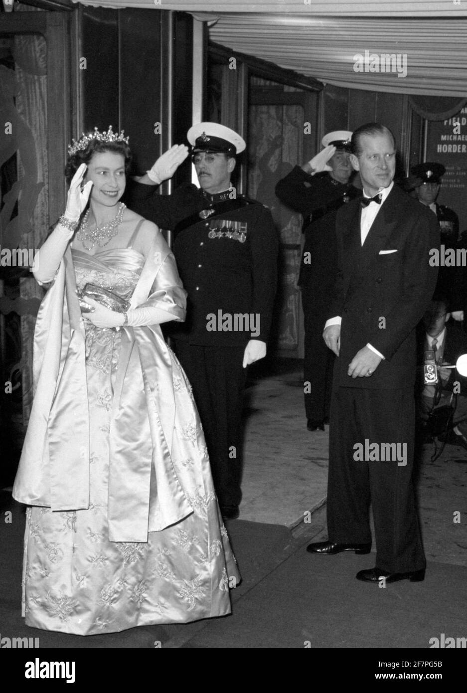 Photo du dossier datée du 31/10/60, de la reine Elizabeth II et du duc d'Édimbourg arrivant au théâtre Odéon, Leicester Square, Londres pour la première mondiale du film « Man in the Moon ». Le couple avait un lien fort mais étaient de caractère différent et le duc d'Édimbourg n'a jamais osé dire à sa femme exactement ce qui était quoi.Date d'émission : vendredi 9 avril 2021. Banque D'Images