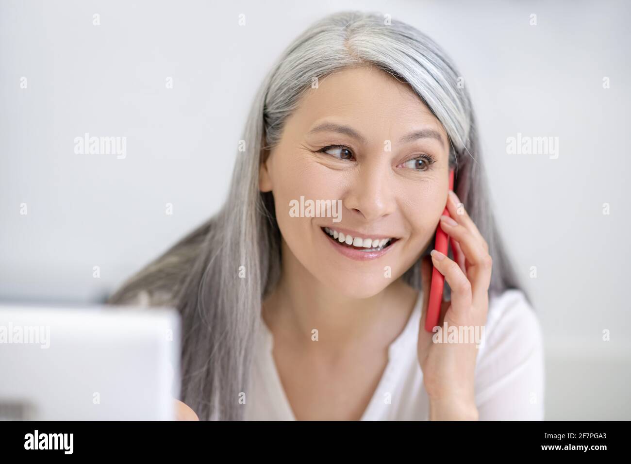 Gros plan sur une femme qui parle sur un smartphone Banque D'Images