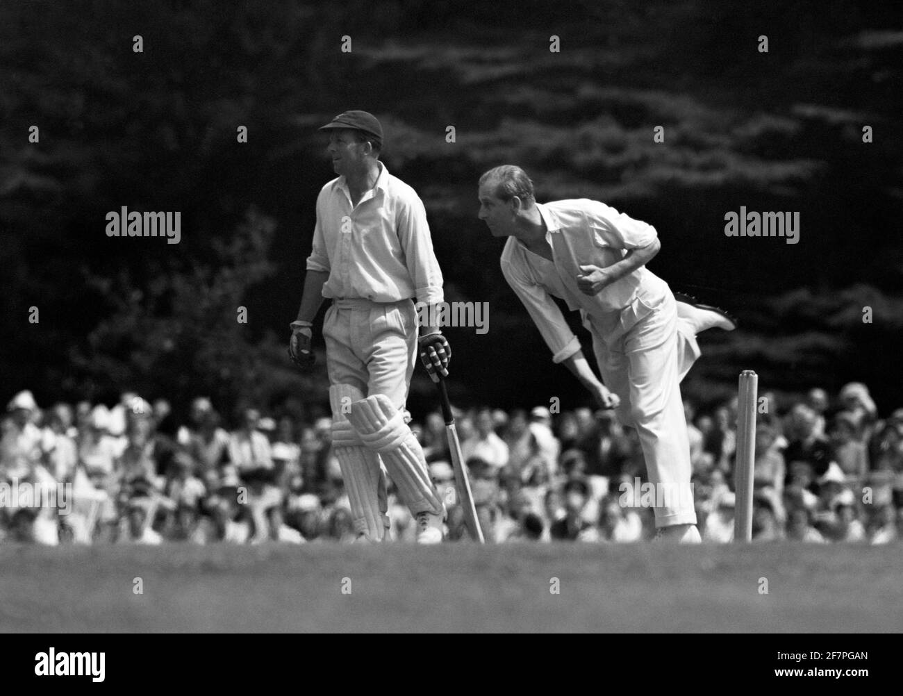 Photo du dossier datée du 02/08/53 du duc d'Édimbourg au cours du match de cricket de 12 entre le duc d'Édimbourg et le duc de Norfolk. Philip était un sportif polyvalent accompli avec une passion particulière pour la conduite de polo et de calèche. Date de publication : vendredi 9 avril 2021. Banque D'Images