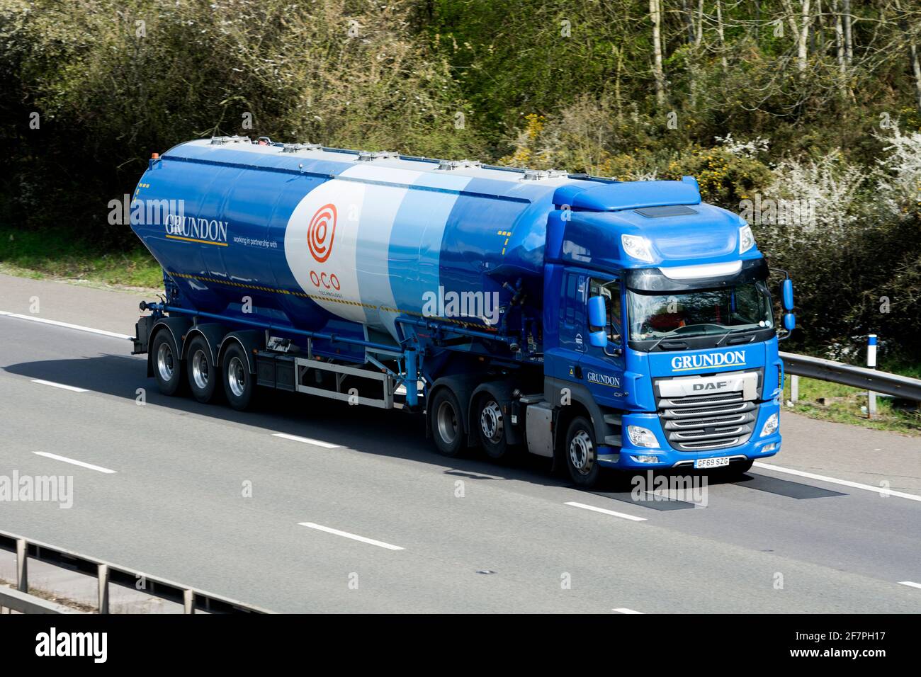 Un camion d'élimination des déchets DAF Grundon sur l'autoroute M40, Warwickshire, Royaume-Uni Banque D'Images Un camion d'élimination des déchets DAF Grundon sur l'autoroute M40, Warwickshire, Royaume-Uni Banque D'Images