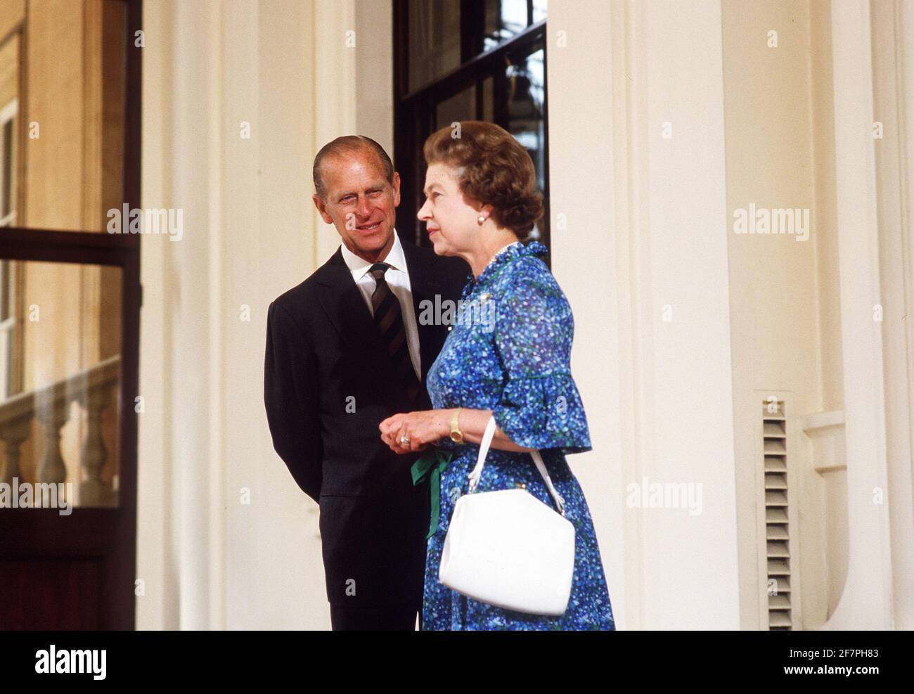 PHOTO DU FICHIER: Bonn, Deutschland. 09e avril 2021. Il avait 99 ans le prince Philip, le mari de la reine, est mort. Archive photo: Reine ELISABETH II, Reine d'Angleterre, Windsor, maison royale, noblesse, Monarch, ici avec son mari, le prince Philip, demi-figure, debout sur la véranda de Villa Hammerschmidt, lors de sa visite à Bonn en 1977, 07/07/1977. | usage Worldwide Credit: dpa/Alamy Live News Credit: dpa Picture Alliance/Alamy Live News Banque D'Images