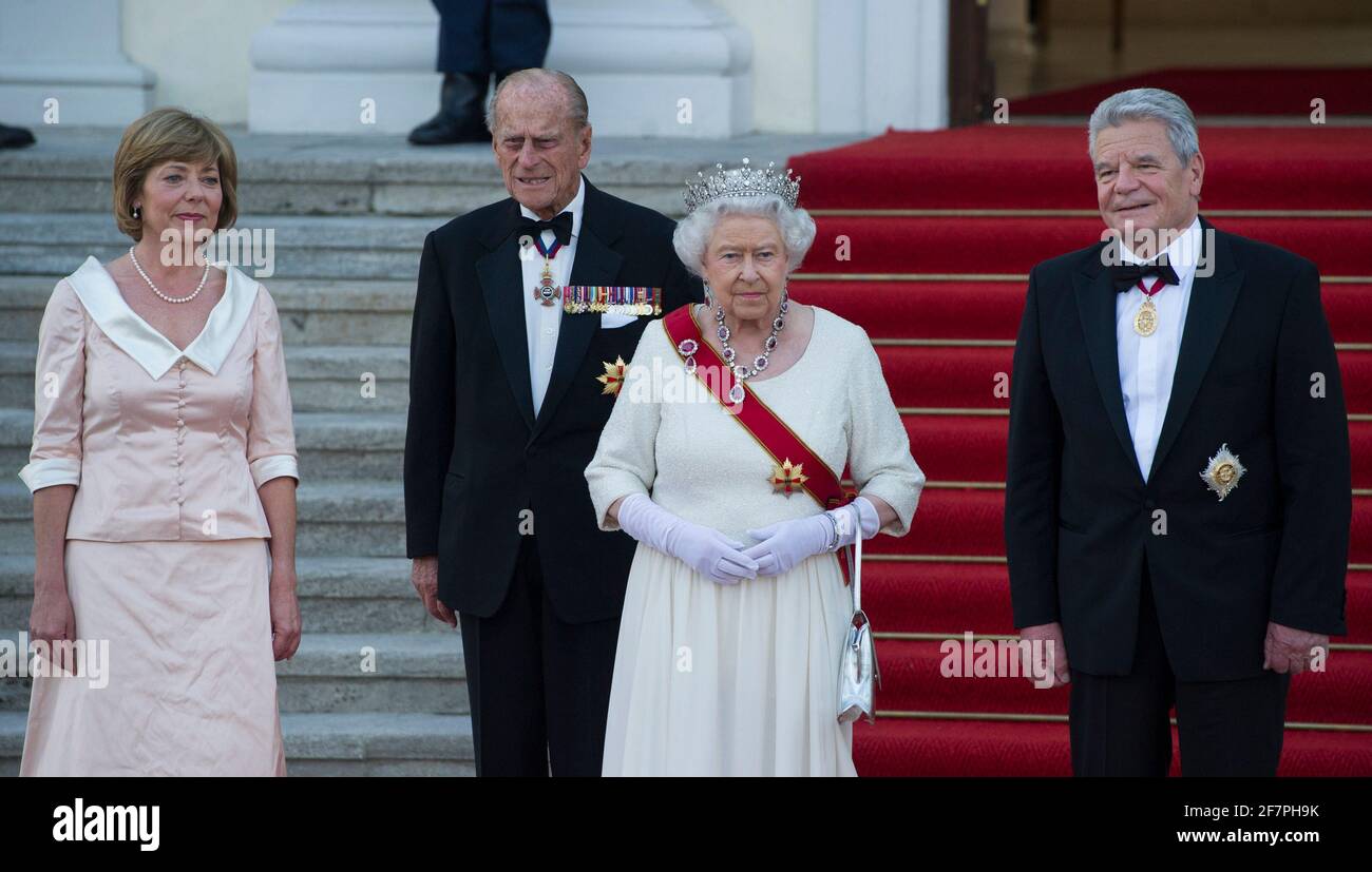 PHOTO DU DOSSIER : il avait 99 ans, le prince Philip, le mari de la reine  est mort. Photo d'archive; de gauche à droite: La première Dame Daniela  SCHADT, le prince Philip,