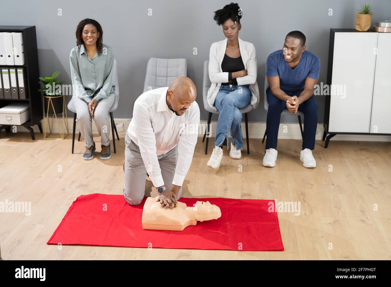 CPR First Aid Lifeguard ou Paramedic Class avec des étudiants africains Banque D'Images