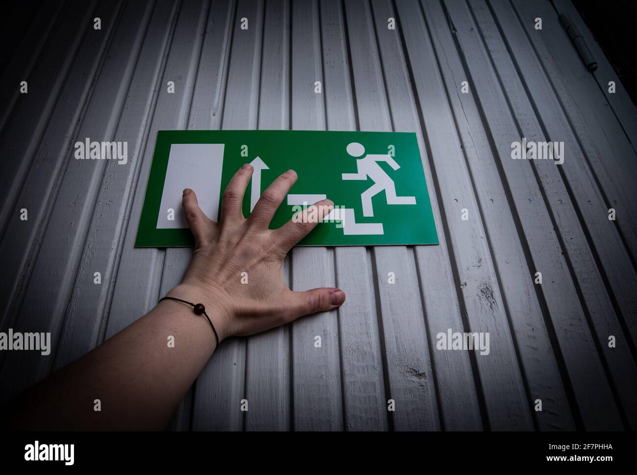 Personne essayer de s'échapper de l'intérieur. Pousser la porte de l'affiche de sortie à la main. Crime horreur concept. Banque D'Images