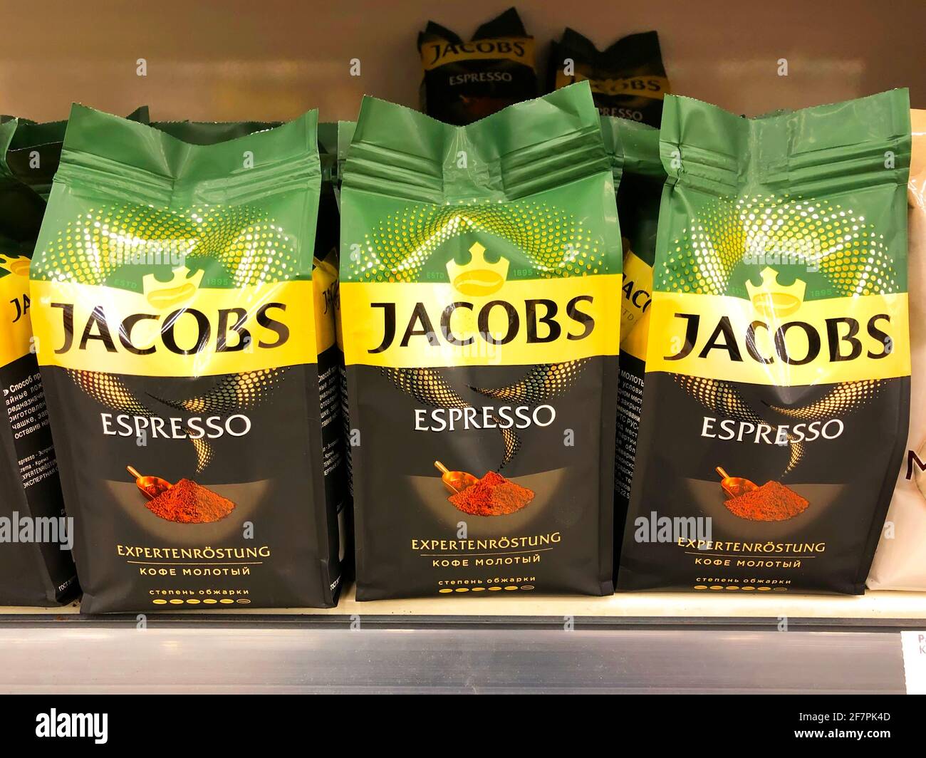 Jacobs Espresso café moulu, rangée de café dans des sacs en plastique emballage dans une étagère de supermarché gros plan, Russie, Saint-Pétersbourg. 08 avril 2021 Banque D'Images