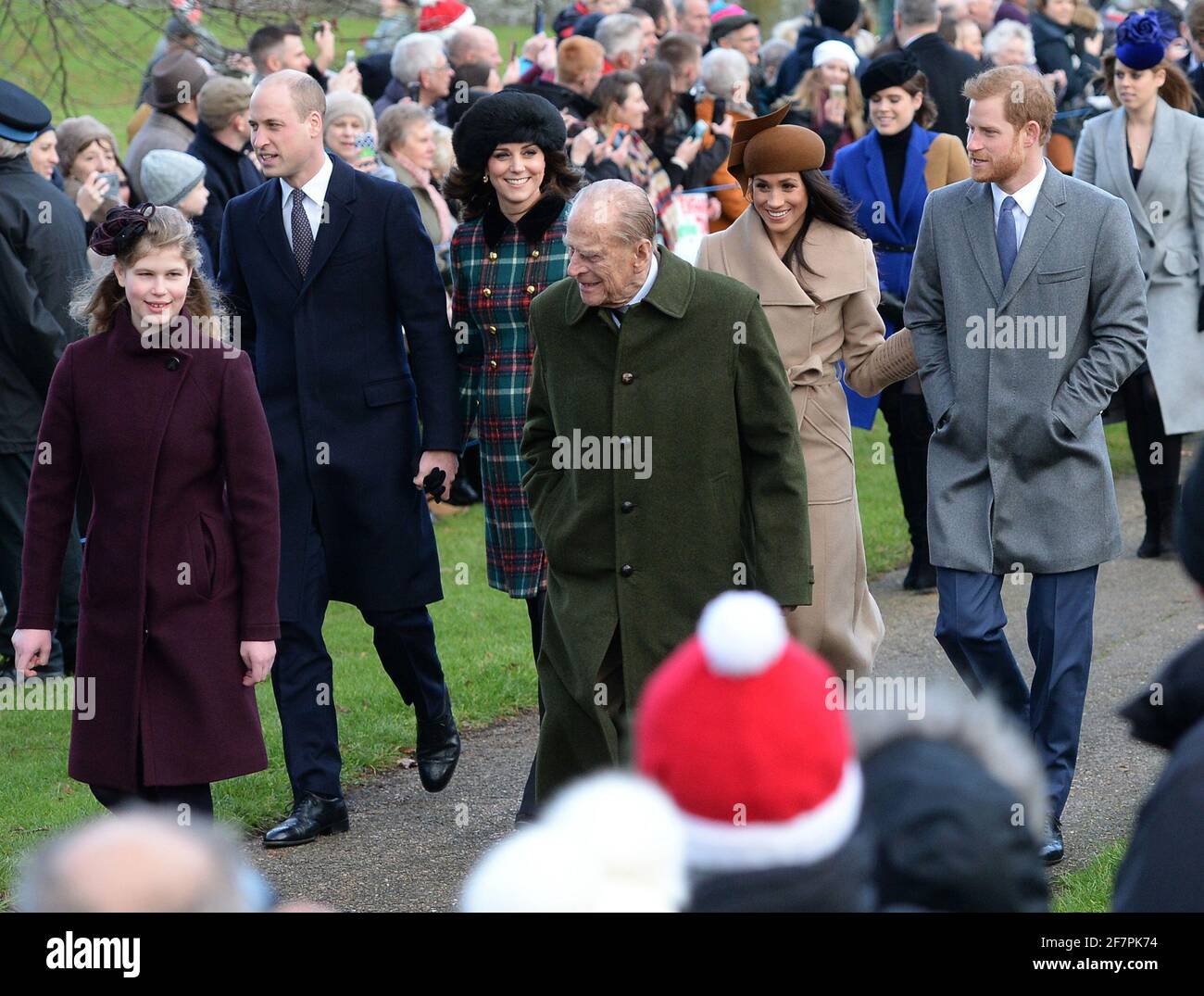 Photo du dossier datée du 25/12/17 de (avant gauche-droite) Lady Louise Windsor, duc d'Édimbourg, (centre gauche-droite) le duc et la duchesse de Cambridge, Meghan Markle et le prince Harry arrivant pour assister au service de l'église du matin du jour de Noël à l'église St Mary Magdalene à Sandringham, Norfolk. La Reine possède en privé Sandringham House et son vaste domaine environnant, qui comprend 16,000 acres de terres agricoles, 3,500 acres de bois et 150 propriétés. Philippe a pris la responsabilité globale de la gestion de la succession au début du règne de QueenÕs en 1952. Il s'est concentré sur le maintien Banque D'Images