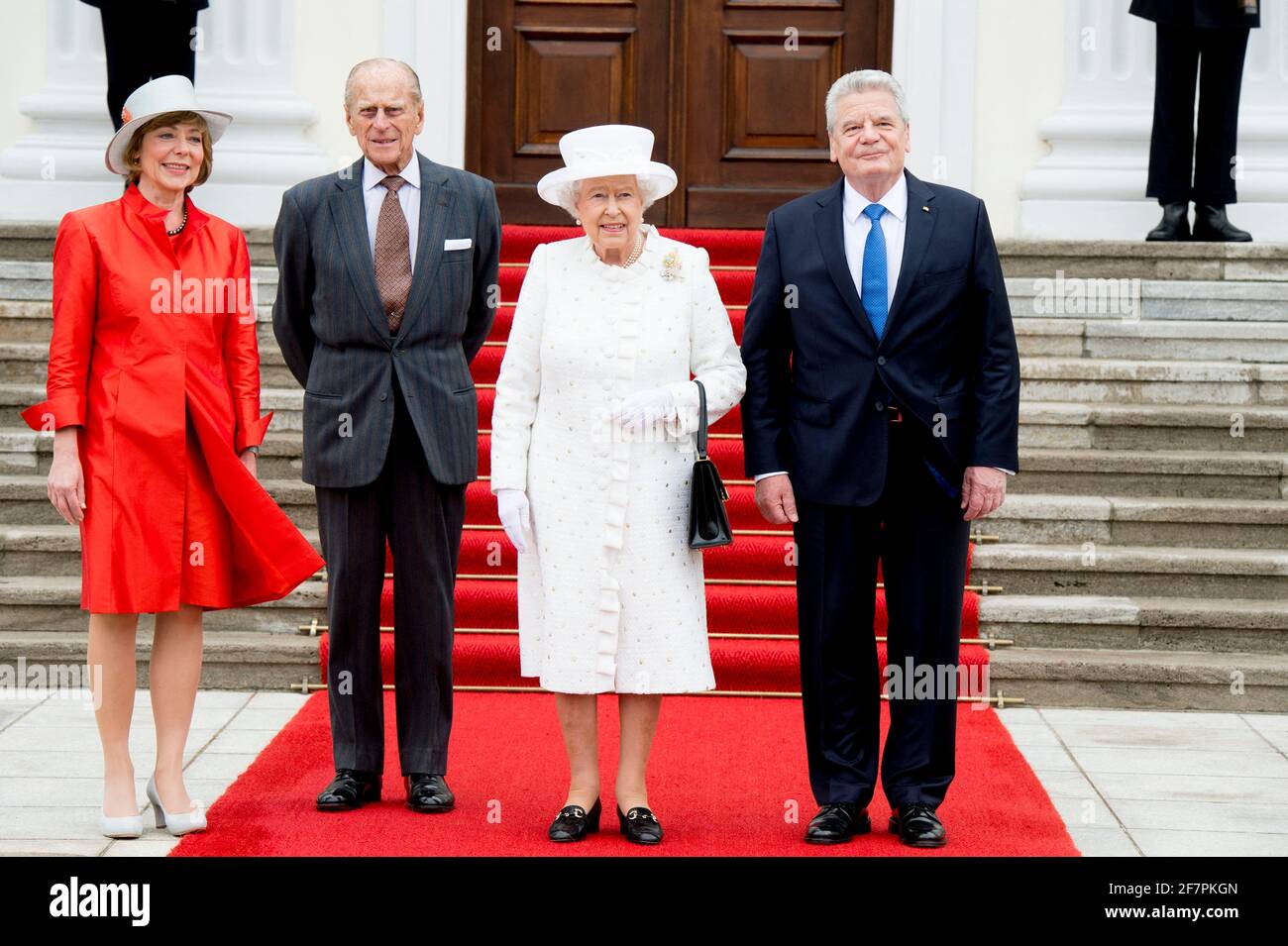 Buckingham Palace a annoncé que le prince Philip, le duc d'Édimbourg, a dépassé l'âge de 99 ans - DOSSIER - la reine Elizabeth II et le prince Philip sont accueillis par le président allemand Joachim Gauck et sa partenaire Daniela Schadt devant le palais Bellevue à Berlin, en Allemagne, le 24 juin 2015. La reine Elizabeth II et le duc d'Édimbourg sont arrivés pour leur cinquième visite d'État en Allemagne, du 23 au 26 juin. Photo de Robin Utrecht/ABACAPRESS./Alamy Live News Banque D'Images