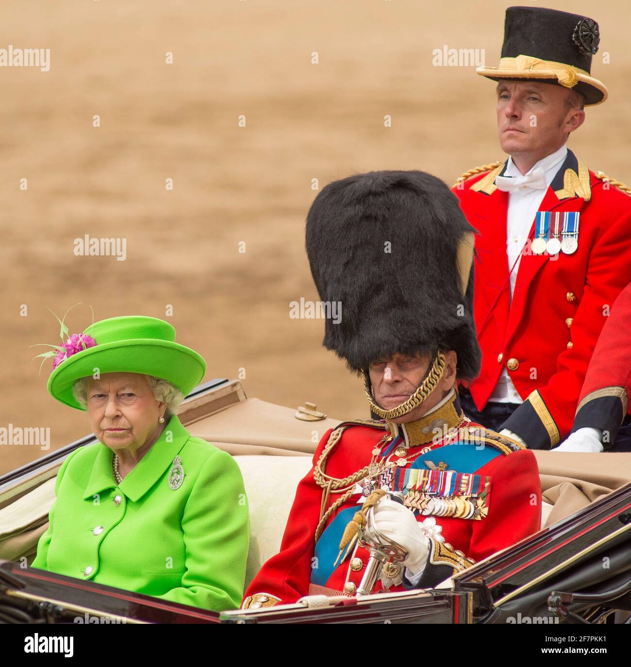 PHOTO DU DOSSIER : le prince Philip, duc d'Édimbourg, assiste à la cérémonie de la couleur le 11 juin 2016 au Horse Guards Parade, en compagnie de la reine Elizabeth II Le duc d'Édimbourg porte l'uniforme du colonel en chef, Grenadier Guards. Crédit : Malcolm Park/Alay Live News. Banque D'Images