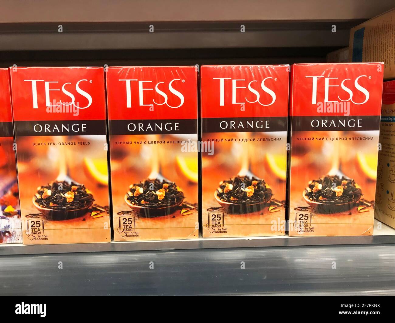 Thé noir Tess avec zeste d'orange dans des sachets de boîte, dans une étagère de supermarché gros plan, Russie, Saint-Pétersbourg. 08 avril 2021 Banque D'Images
