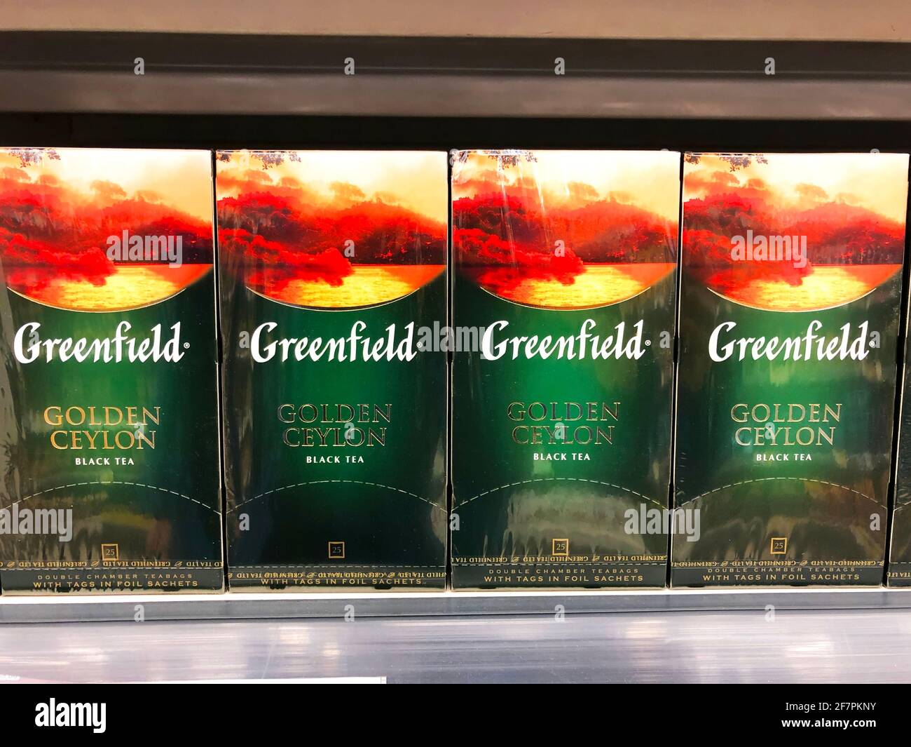 Greenfield Golden ceylon thé noir dans des sacs de boîte, dans une étagère de supermarché gros plan, Russie, Saint-Pétersbourg. 08 avril 2021 Banque D'Images