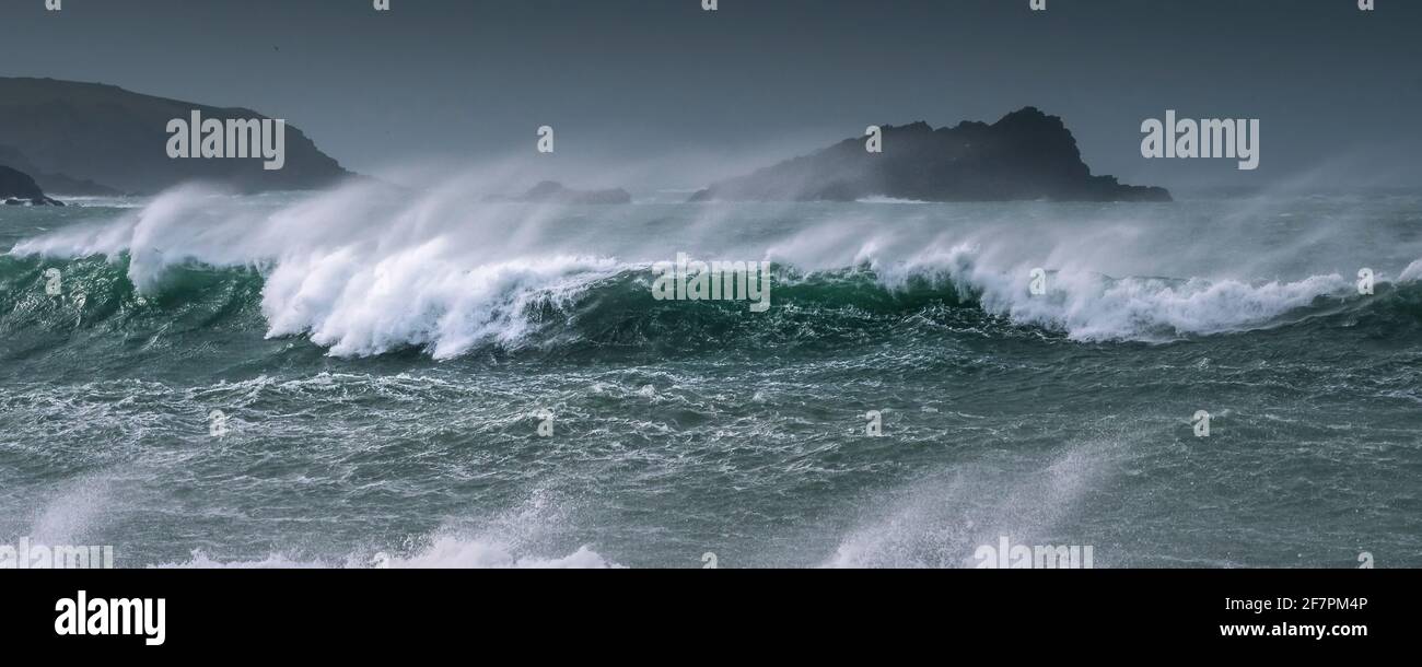 Une image panoramique des vagues sauvages qui se brisent et de la mer bâclée Autour de l'île Goose au large de la pointe de Pentire point East À Fistral Bay, à Newquay, à Cornw Banque D'Images