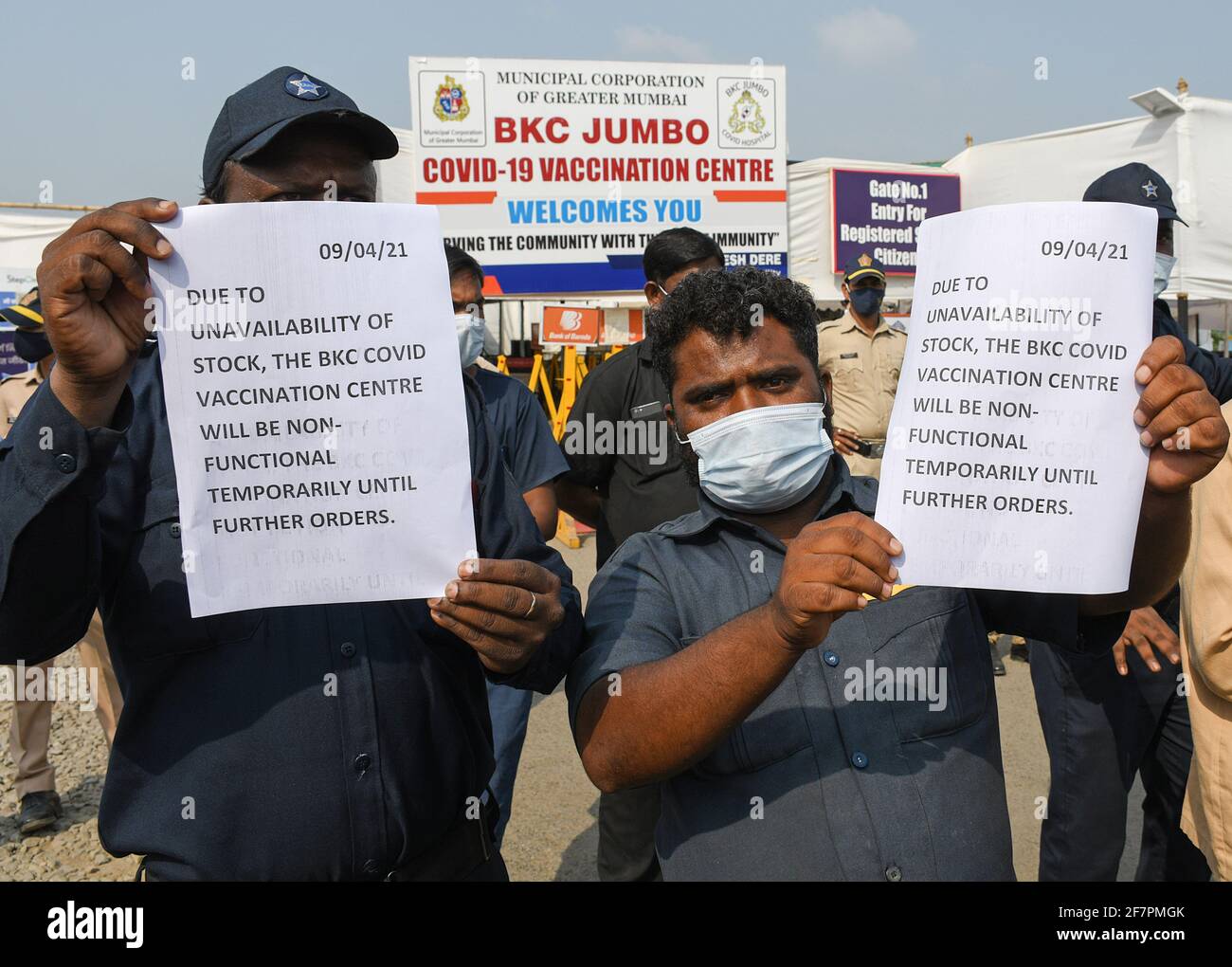 Mumbai, Inde. 09e avril 2021. Le personnel de sécurité affiche des affiches indiquant que le centre de vaccination ne sera pas opérationnel temporairement en raison de l'indisponibilité du stock de vaccins. Il y avait confusion à l'extérieur du centre de vaccination jumbo du complexe de Bandra Kurla, car les personnes qui sont venues pour obtenir leur dose ne savaient pas l'indisponibilité du vaccin. (Photo par Ashish Vaishnav/SOPA Images/Sipa USA) crédit: SIPA USA/Alay Live News Banque D'Images