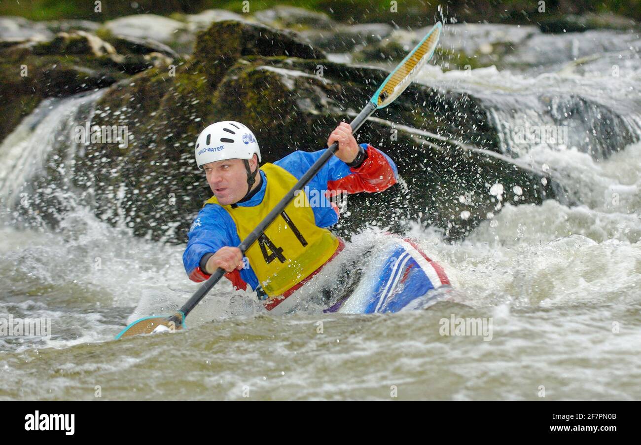 DIVISION 2 COURSE PENDANT LE WEEK-END DE SLALOM EN CANOË PANORAMIQUE CELTIQUE À GRANDTULLY EN ÉCOSSE. CRAIG DOUGLAS DU CLUB DE KAYAK ADERDEEN DANS UN KAYAK 27/3/2005 PHOTO DAVID ASHDOWNCANOEING Banque D'Images