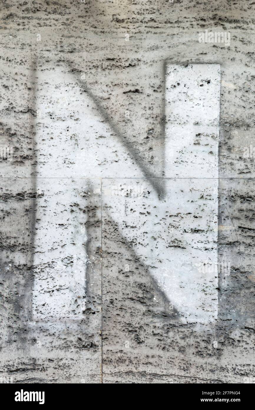 Traces d'une lettre N sur un mur de pierre naturelle Banque D'Images