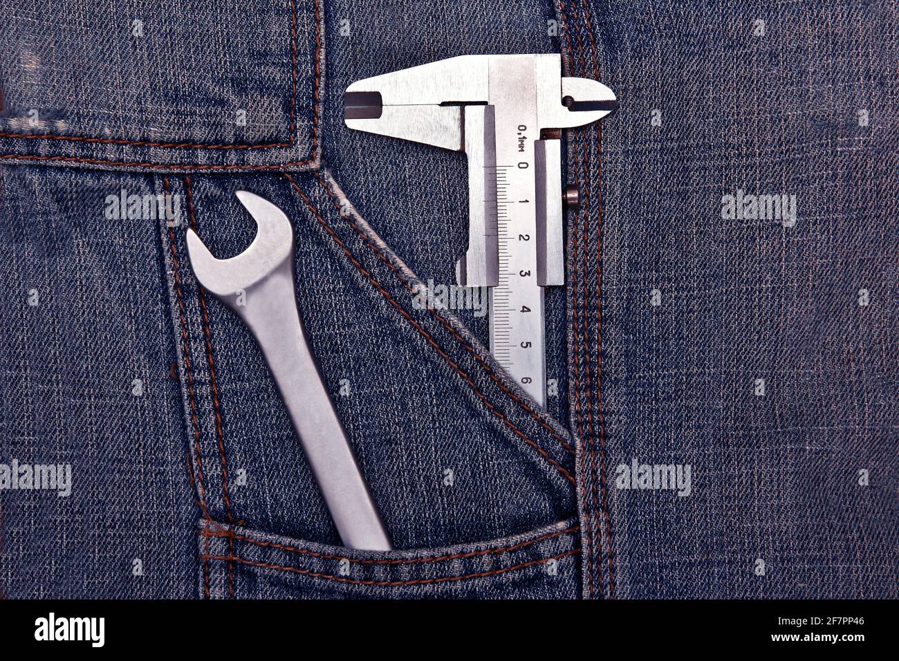 clé à outils et micromètre dans la poche pour jeans Photo Stock - Alamy