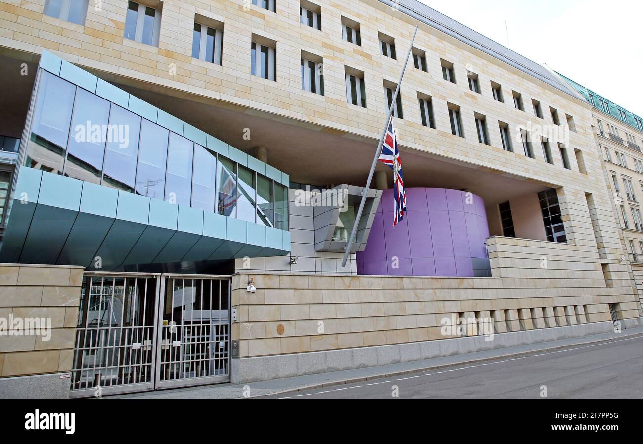 09 avril 2021, Berlin: Le drapeau devant l'ambassade britannique vole en Berne. Le prince Philip, mari de la reine Elizabeth II de Grande-Bretagne, est décédé à l'âge de 99 ans. Cela a été annoncé par Buckingham Palace le 09.04.2021 à Londres. Photo: Wolfgang Kumm/dpa Banque D'Images