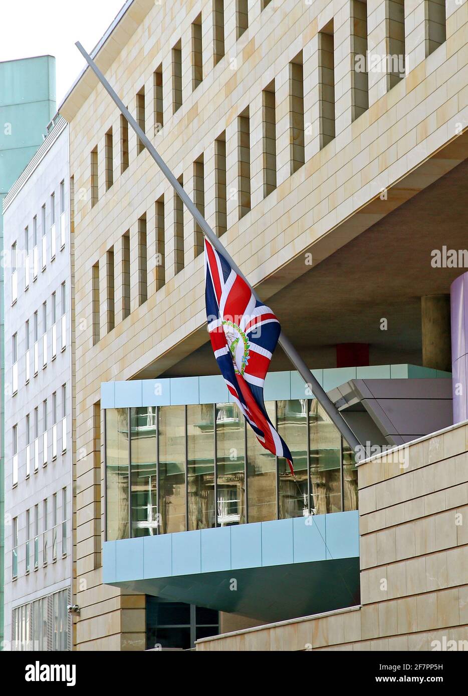 09 avril 2021, Berlin: Le drapeau devant l'ambassade britannique vole en Berne. Le prince Philip, mari de la reine Elizabeth II de Grande-Bretagne, est décédé à l'âge de 99 ans. Cela a été annoncé par Buckingham Palace le 09.04.2021 à Londres. Photo: Wolfgang Kumm/dpa Banque D'Images