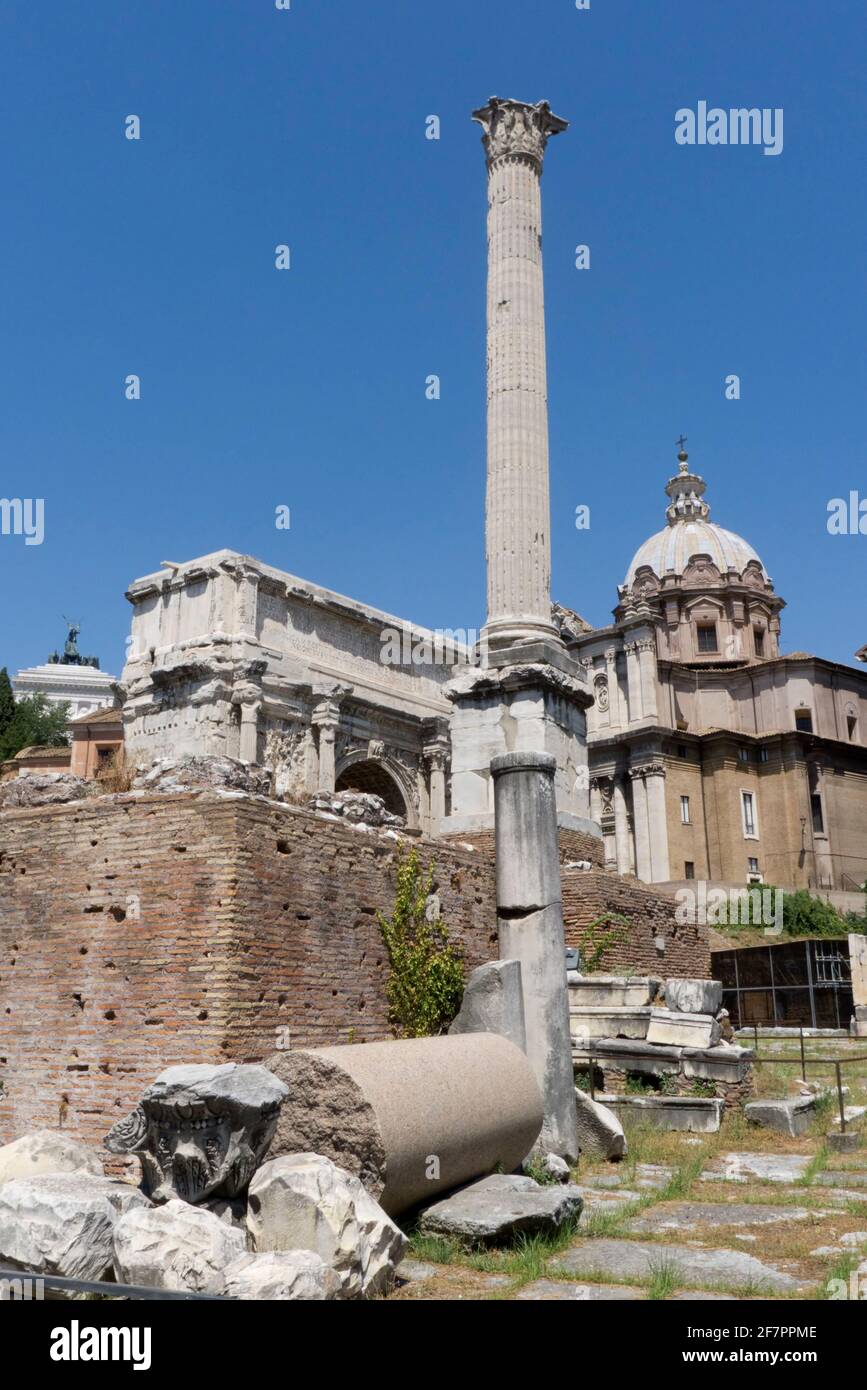 Colonne de Phocas et Arche de Septimius Severus dans le Forum romain à Rome, Italie Banque D'Images