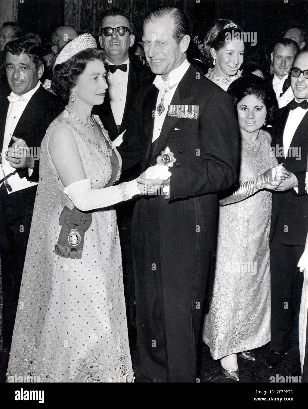 17 novembre 1967 - la Valette, Malte - LA REINE ELIZABETH II et LE PRINCE PHILIP dansent lors d'un bal lors de leur visite officielle à Malte. (Image de crédit : © Keystone Press Agency via ZUMAPRESS.com) Banque D'Images