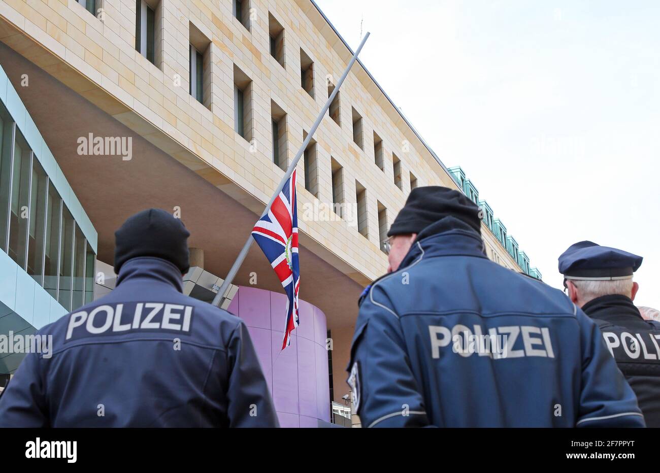 09 avril 2021, Berlin: Des policiers se tiennent devant l'ambassade britannique , dont le drapeau a été mis en Berne. Le prince Philip, mari de la reine britannique Elizabeth II, est décédé à l'âge de 99 ans. Cela a été annoncé par Buckingham Palace le 09.04.2021 à Londres. Photo: Wolfgang Kumm/dpa Banque D'Images