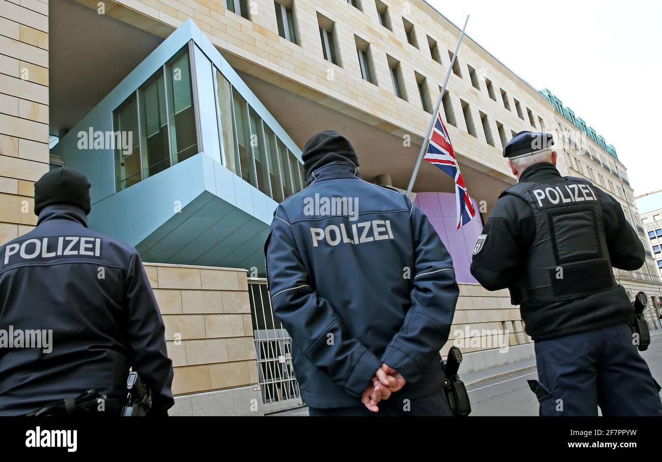 09 avril 2021, Berlin: Des policiers se tiennent devant l'ambassade britannique dont le drapeau a été mis en Berne. Le prince Philip, mari de la reine Elizabeth II de Grande-Bretagne, est décédé à l'âge de 99 ans. Cela a été annoncé par Buckingham Palace le 09.04.2021 à Londres. Photo: Wolfgang Kumm/dpa Banque D'Images