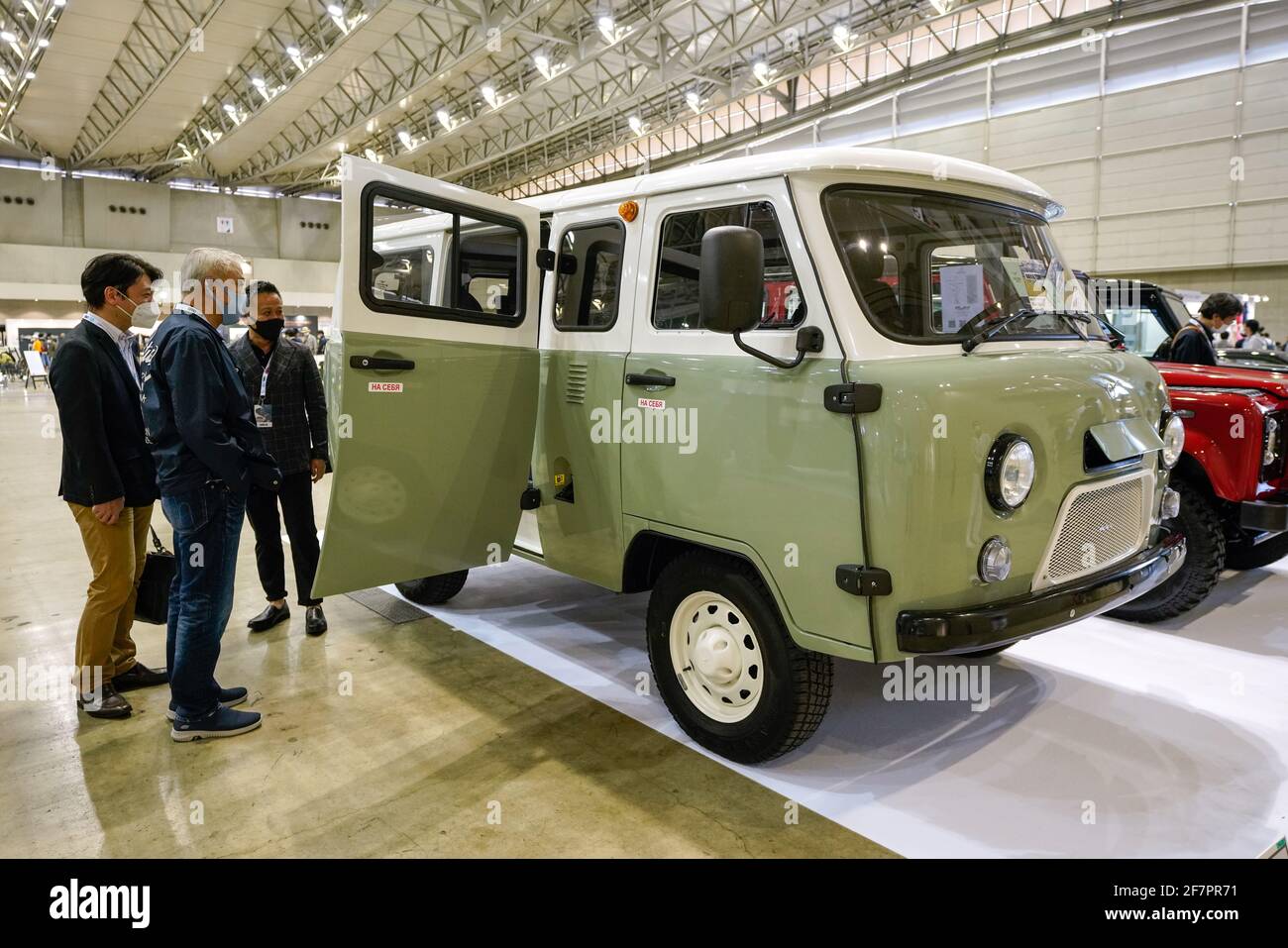 Chiba, Japon. 9 avril 2021. Les gens regardent l'intérieur d'un Jubilé de l'UAZ 2206 exposé lors du salon automobile 2021 du Conseil de l'automobile au centre de convention Makuhari Messe à Chiba, au Japon, le 9 avril 2021. Le spectacle, qui présente une large gamme de véhicules classiques, vise à promouvoir la culture et le style de vie de l'automobile au Japon. Credit: Christopher Jue/Xinhua/Alay Live News Banque D'Images