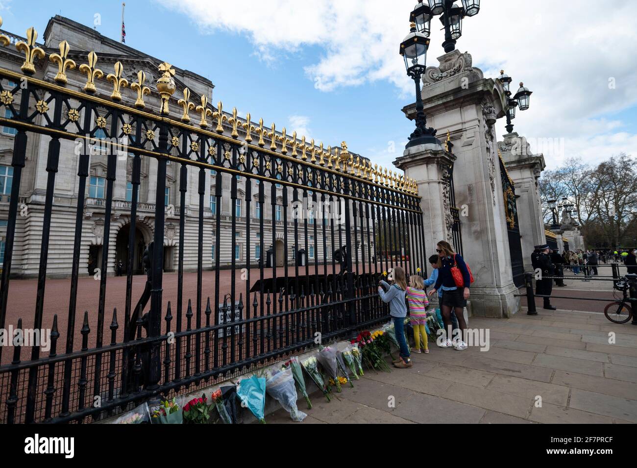 Londres, Royaume-Uni. 9 avril 2021. Les adeptes laissent des fleurs à l'extérieur du palais de Buckingham après l'annonce de la mort du prince Philippe, âgé de 99 ans. Crédit : Stephen Chung/Alay Live News Banque D'Images