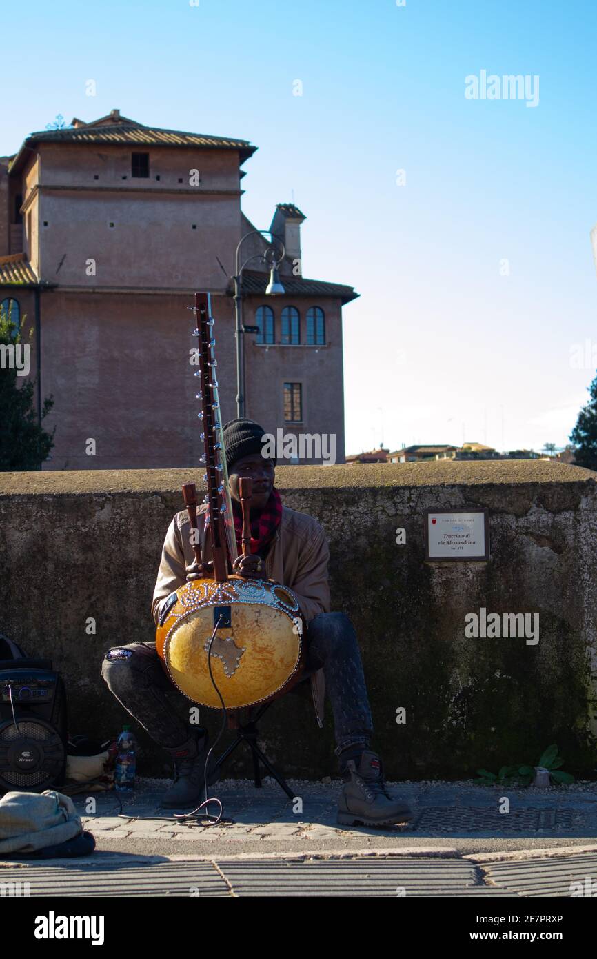 Musicien de rue jouant de la guitare à Rome, Italie Photo Stock - Alamy