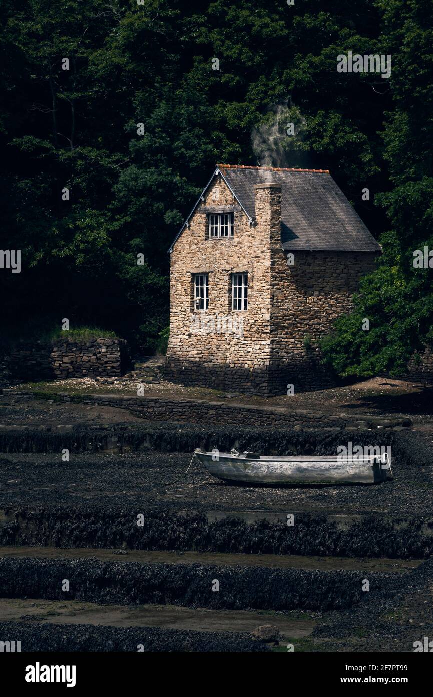 Boat House sur la rivière Belon à Port du Bélon, célèbre pour ses lits d'huîtres. Finistère, Bretagne, Bretagne, France, Europe Banque D'Images Boat House sur la rivière Belon à Port du Bélon, célèbre pour ses lits d'huîtres. Finistère, Bretagne, Bretagne, France, Europe Banque D'Images