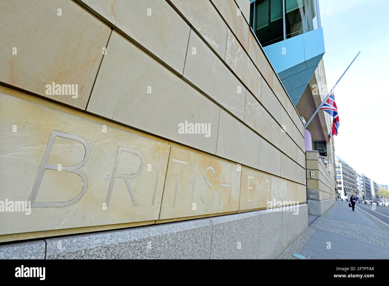 Berlin, Allemagne. 09e avril 2021. Le drapeau à l'extérieur de l'ambassade britannique vole en Berne. Le prince Philip, mari de la reine Elizabeth II de Grande-Bretagne, est décédé à l'âge de 99 ans. Cela a été annoncé par Buckingham Palace le 09.04.2021 à Londres. Credit: Wolfgang Kumm/dpa/Alay Live News Banque D'Images