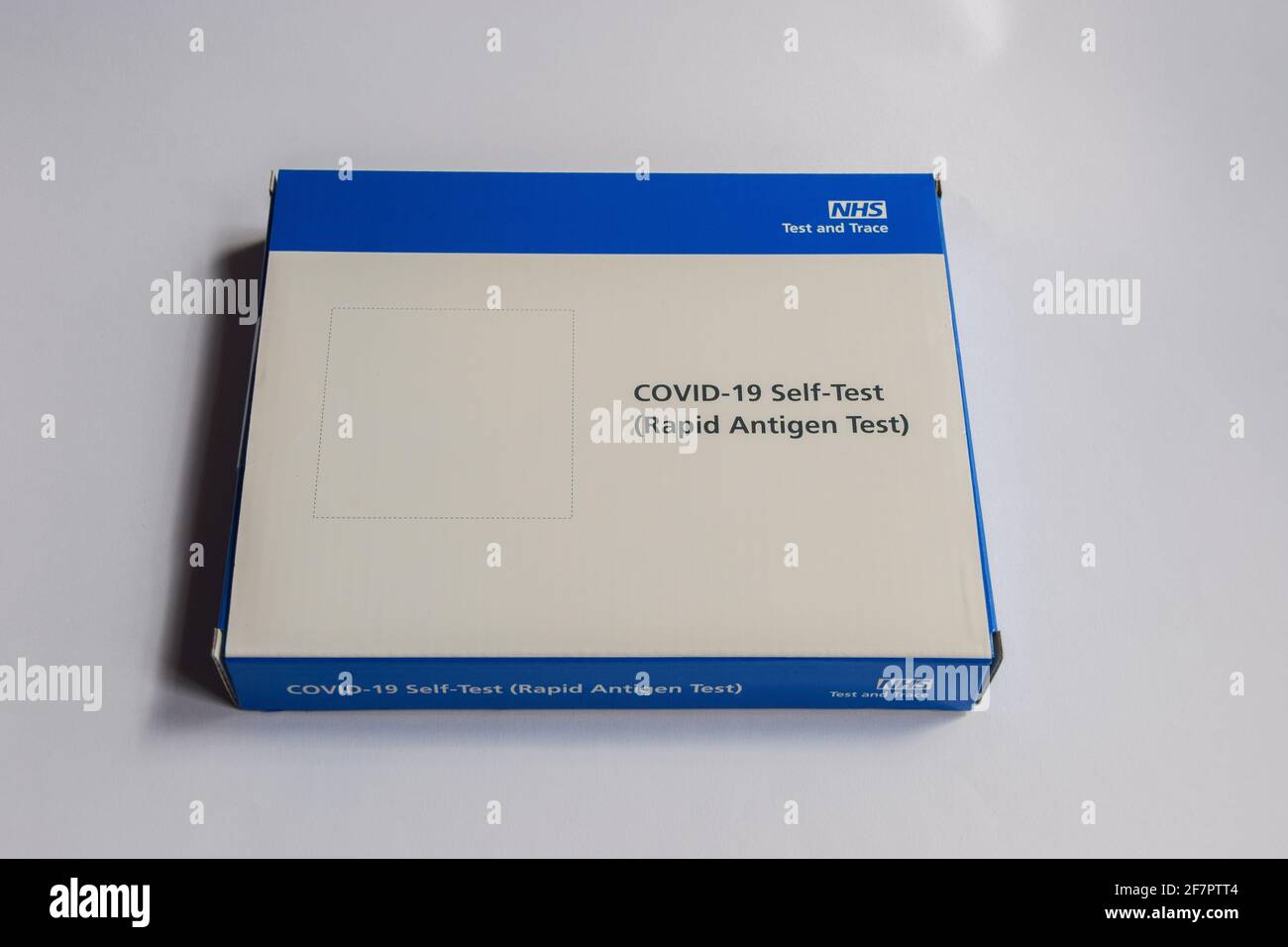 Un kit de test à domicile du coronavirus NHS. Des tests de débit latéral deux fois par semaine ont été mis à la disposition du public en Angleterre à partir d'aujourd'hui, ce qui donne les résultats en 30 minutes. Banque D'Images
