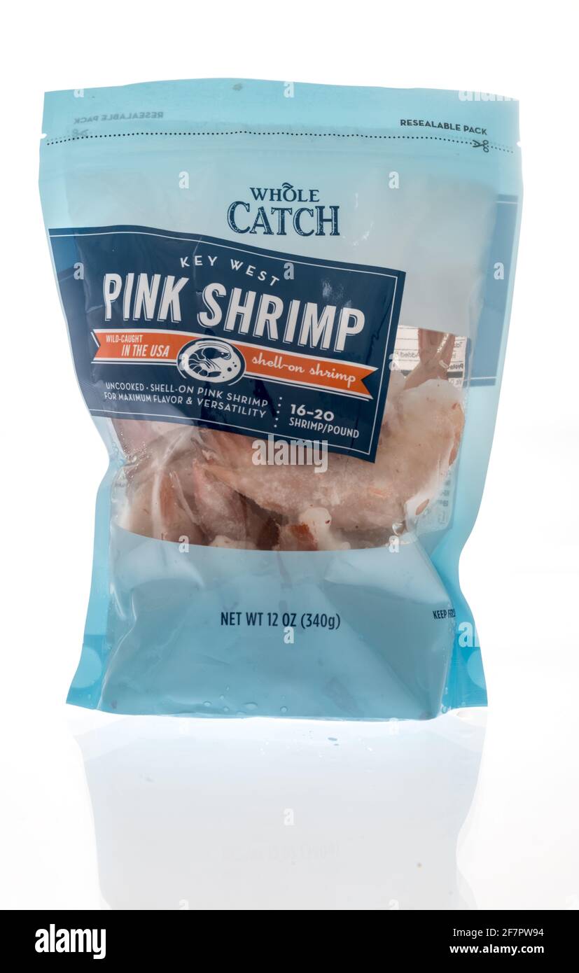 Winneconne, WISCONSIN - 7 avril 2021: Un paquet de captures entières de crevettes roses de l'ouest sauvages capturées sur un fond isolé Banque D'Images